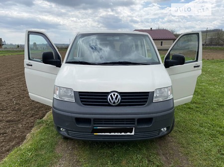 Volkswagen Transporter 2005  випуску Івано-Франківськ з двигуном 1.9 л дизель мінівен механіка за 8600 долл. 