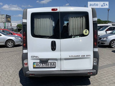 Opel Vivaro 2005  випуску Ужгород з двигуном 2.5 л дизель мінівен механіка за 6150 долл. 