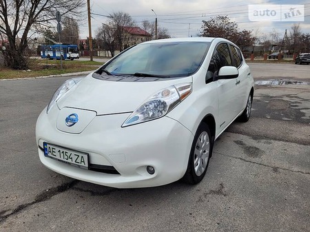 Nissan Leaf 2015  випуску Дніпро з двигуном 0 л електро хэтчбек  за 8999 долл. 