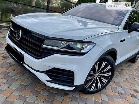 Volkswagen Touareg 2020  випуску Київ з двигуном 3 л бензин позашляховик автомат за 55500 долл. 