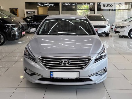 Hyundai Sonata 2016  випуску Чернівці з двигуном 2 л газ седан автомат за 11499 долл. 