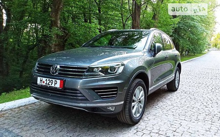 Volkswagen Touareg 2016  випуску Чернівці з двигуном 3 л дизель позашляховик автомат за 27300 долл. 