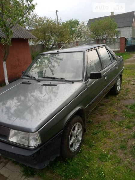 Renault 9 1987  випуску Рівне з двигуном 1.4 л бензин седан механіка за 1300 долл. 