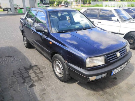 Volkswagen Vento 1991  випуску Луцьк з двигуном 1.8 л  седан механіка за 2300 долл. 