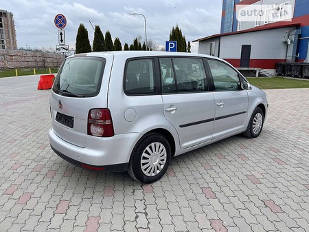 Volkswagen Touran 2007  випуску Львів з двигуном 1.9 л дизель мінівен автомат за 5500 долл. 