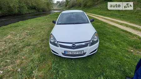 Opel Astra 2011  випуску Тернопіль з двигуном 1.6 л бензин хэтчбек механіка за 6200 долл. 