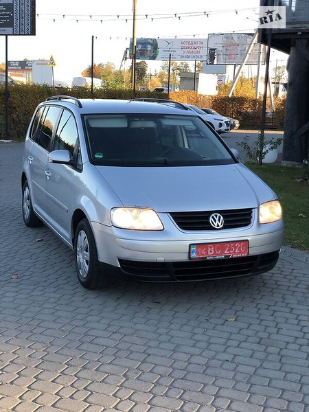 Volkswagen Touran 2005  випуску Львів з двигуном 2 л бензин мінівен механіка за 5590 долл. 