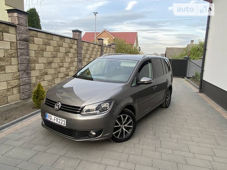 Volkswagen Touran 2010  випуску Луцьк з двигуном 1.6 л дизель мінівен механіка за 7950 долл. 