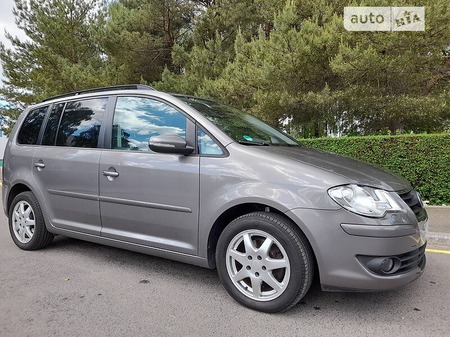 Volkswagen Touran 2009  випуску Луцьк з двигуном 2 л дизель універсал механіка за 7300 долл. 