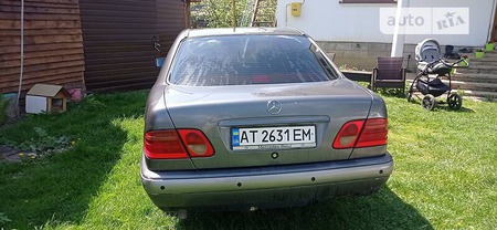 Mercedes-Benz E 220 1997  випуску Івано-Франківськ з двигуном 2.2 л дизель седан механіка за 2700 долл. 