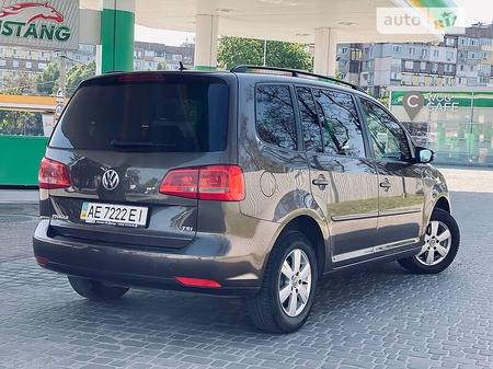 Volkswagen Touran 2011  випуску Дніпро з двигуном 1.4 л бензин універсал автомат за 9999 долл. 