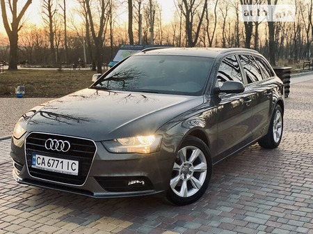 Audi A4 Limousine 2014  випуску Кропивницький з двигуном 2 л дизель універсал автомат за 14899 долл. 