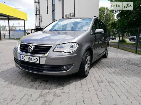 Volkswagen Touran 2008  випуску Луцьк з двигуном 2 л дизель універсал механіка за 7800 долл. 