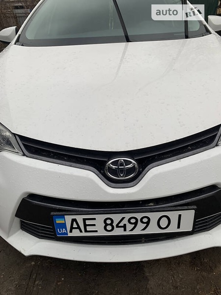 Toyota Corolla 2016  випуску Дніпро з двигуном 1.8 л  седан автомат за 12300 долл. 