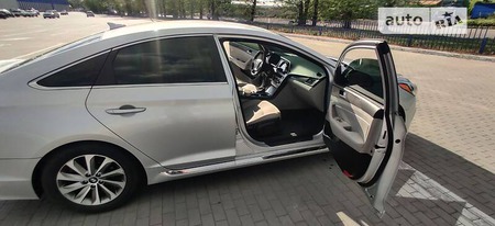Hyundai Sonata 2015  випуску Одеса з двигуном 2.4 л бензин седан автомат за 14700 долл. 