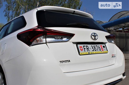 Toyota Auris 2015  випуску Тернопіль з двигуном 0 л дизель універсал механіка за 10200 долл. 