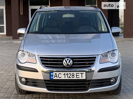 Volkswagen Touran 2007  випуску Луцьк з двигуном 1.9 л дизель мінівен механіка за 7400 долл. 