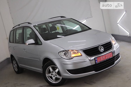 Volkswagen Touran 2008  випуску Львів з двигуном 1.9 л дизель мінівен автомат за 8599 долл. 