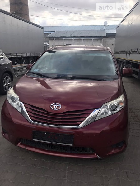 Toyota Sienna 2014  випуску Луцьк з двигуном 3.5 л бензин мінівен автомат за 16500 долл. 