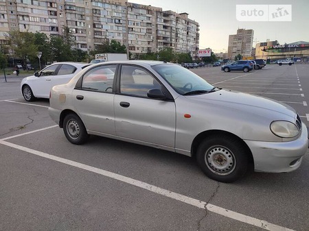 Daewoo Lanos 2003  випуску Київ з двигуном 1.5 л бензин седан механіка за 2000 долл. 