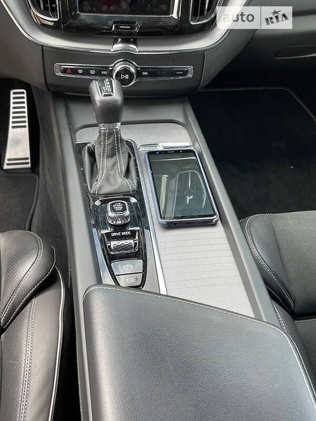 Volvo XC60 2019  випуску Чернівці з двигуном 2 л дизель позашляховик автомат за 36000 долл. 