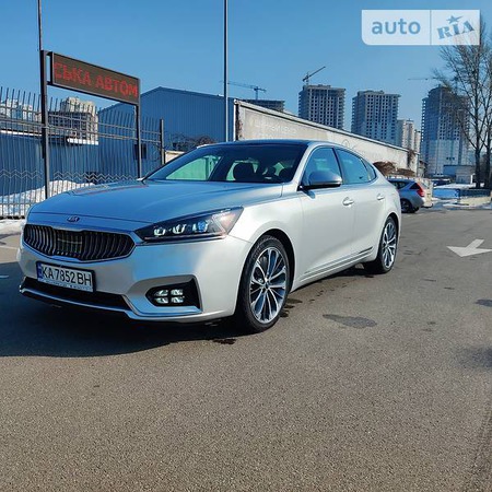 KIA Cadenza 2017  випуску Київ з двигуном 3.3 л бензин седан автомат за 17999 долл. 