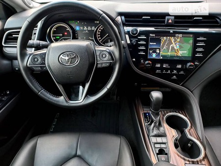 Toyota Camry 2019  випуску Ужгород з двигуном 2.5 л гібрид седан автомат за 1102500 грн. 