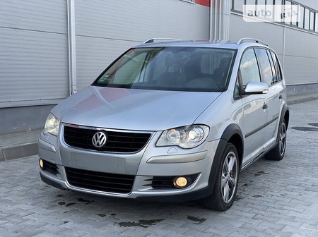 Volkswagen Touran 2008  випуску Луцьк з двигуном 2 л дизель мінівен механіка за 6200 долл. 