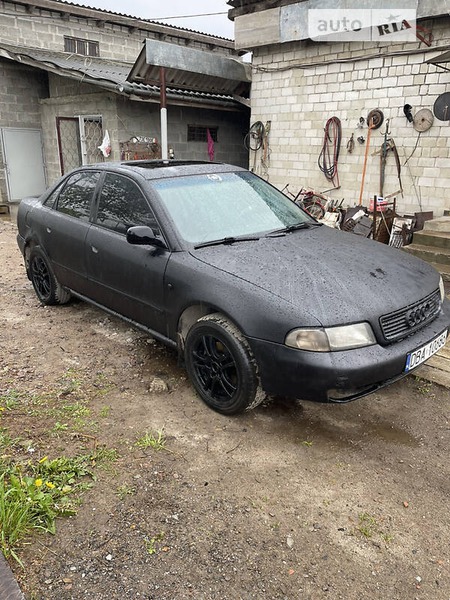 Audi A4 Limousine 1995  випуску Львів з двигуном 1.8 л  седан механіка за 980 долл. 