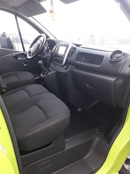 Opel Vivaro 2015  випуску Ужгород з двигуном 1.6 л дизель мінівен механіка за 11500 долл. 