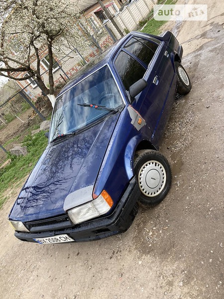 Mazda 323 1987  випуску Вінниця з двигуном 1.3 л бензин седан механіка за 800 долл. 