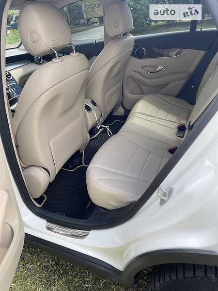 Mercedes-Benz GLC 300 2015  випуску Дніпро з двигуном 0 л бензин позашляховик автомат за 28500 долл. 