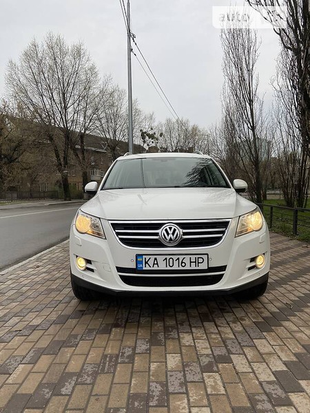 Volkswagen Tiguan 2010  випуску Київ з двигуном 1.4 л бензин позашляховик механіка за 10900 долл. 