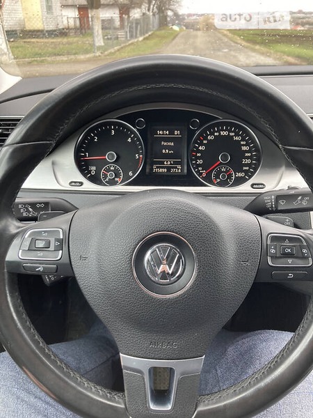 Volkswagen Passat 2013  випуску Рівне з двигуном 2 л дизель седан автомат за 14900 долл. 