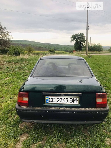 Opel Vectra 1990  випуску Чернівці з двигуном 2 л  седан механіка за 1800 долл. 