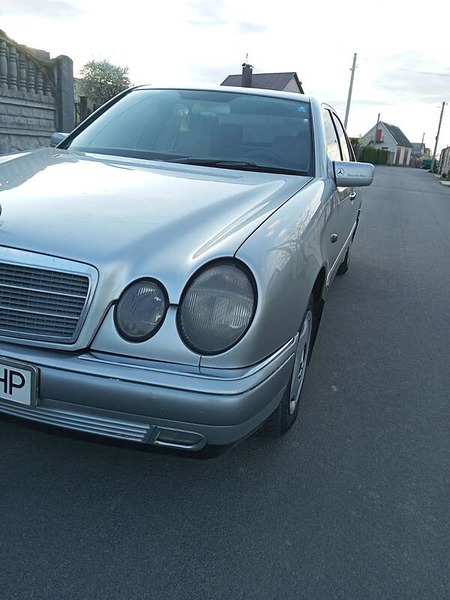 Mercedes-Benz E 300 1996  випуску Вінниця з двигуном 3 л дизель седан механіка за 4000 долл. 