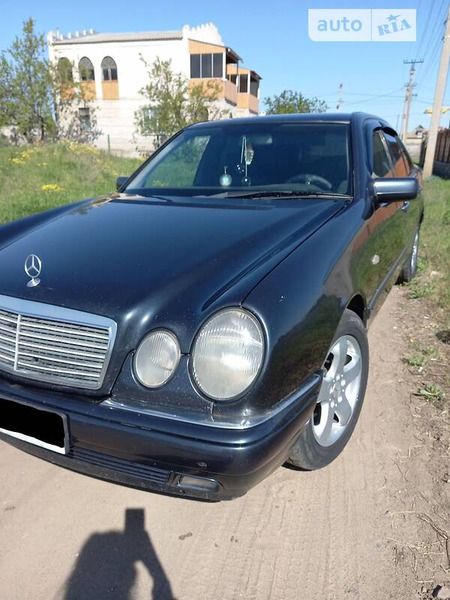 Mercedes-Benz E 220 1998  випуску Миколаїв з двигуном 2.2 л дизель седан механіка за 5200 долл. 