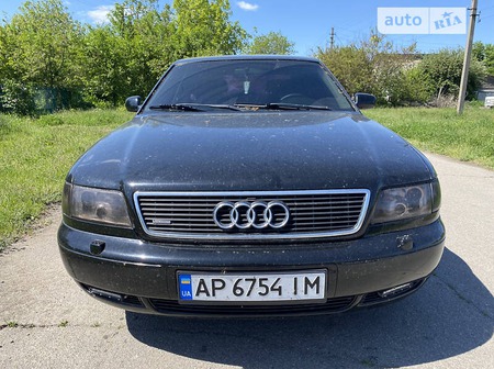 Audi A8 1995  випуску Харків з двигуном 4.2 л  седан автомат за 5000 долл. 