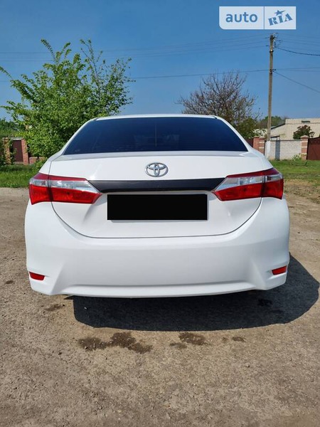 Toyota Corolla 2013  випуску Харків з двигуном 1.6 л  седан механіка за 12000 долл. 