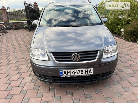 Volkswagen Touran 2004  випуску Житомир з двигуном 1.6 л бензин мінівен автомат за 5200 долл. 