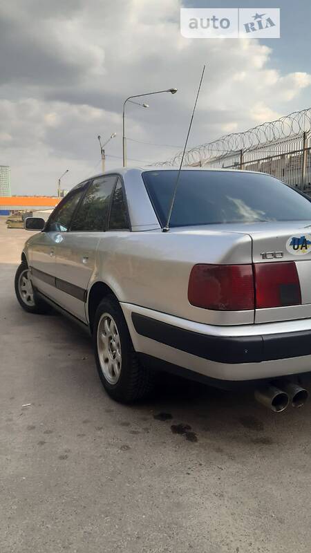 Audi 100 1993  випуску Харків з двигуном 2.6 л  седан автомат за 3500 долл. 
