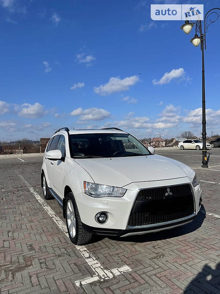 Mitsubishi Outlander XL 2011  випуску Харків з двигуном 2.4 л бензин позашляховик автомат за 14500 долл. 