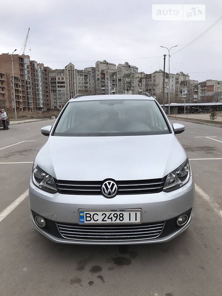 Volkswagen Touran 2014  випуску Львів з двигуном 1.6 л дизель мінівен автомат за 12400 долл. 