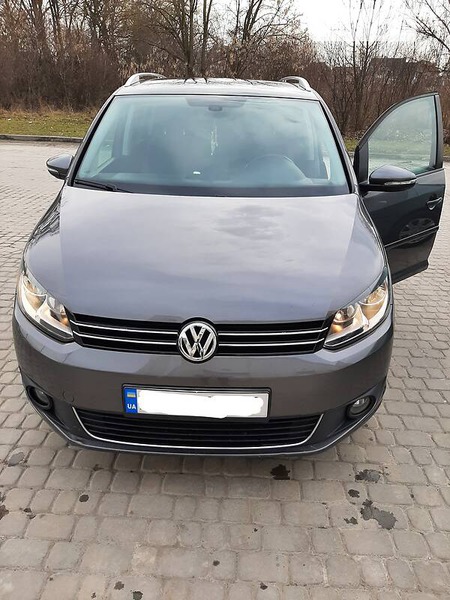 Volkswagen Touran 2013  випуску Тернопіль з двигуном 1.6 л дизель хэтчбек автомат за 11100 долл. 