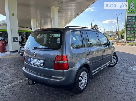 Volkswagen Touran 2004  випуску Луцьк з двигуном 1.6 л бензин седан механіка за 4650 долл. 