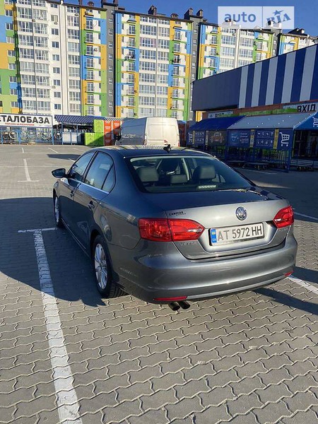 Volkswagen Jetta 2012  випуску Івано-Франківськ з двигуном 0 л бензин седан автомат за 11200 долл. 