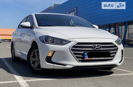 Hyundai Elantra 2016  випуску Київ з двигуном 1.6 л газ седан автомат за 11200 долл. 