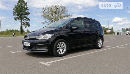 Volkswagen Touran 2015  випуску Луцьк з двигуном 2 л дизель мінівен механіка за 14700 долл. 