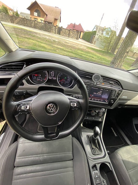 Volkswagen Touran 2016  випуску Луцьк з двигуном 2 л дизель мінівен автомат за 14200 долл. 