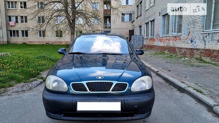 Daewoo Lanos 2003  випуску Луцьк з двигуном 1.5 л бензин седан механіка за 1999 долл. 